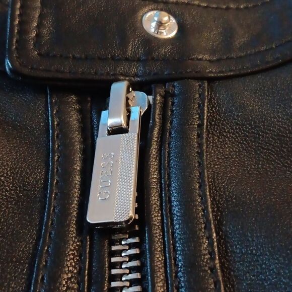 Guess   - Picture 4 of 9